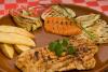 Recept voor kalkoenfilet van de grill met gegrilde groente en home fries