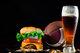 Lecker: Burger vom Grill und Bier.