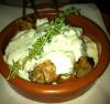Souvlaki van varkenshaas van de grill met tzaziki