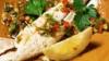 Fisch vom Grill mit Gemse-Vinaigrette serviert.