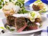 Rumpsteak vom Grill mit Backkartoffeln und Sauerrahm