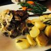 Argentisches Rumpsteak vom Grill mit Champignons und Rstzwiebeln