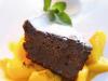 Dessert vom Grill Schokokuchen mit Mangoragout