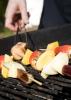 Auch Obst darf auf den Grill