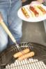 Grill_flamme : Person kochen W?rstchen auf einem Grill Stockfoto