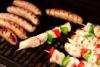 Wrste und Huhn Kebabs auf einem Grill stock photography